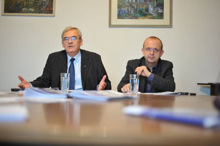 Tőkés László visszaléptetné Szabó Ödönéket