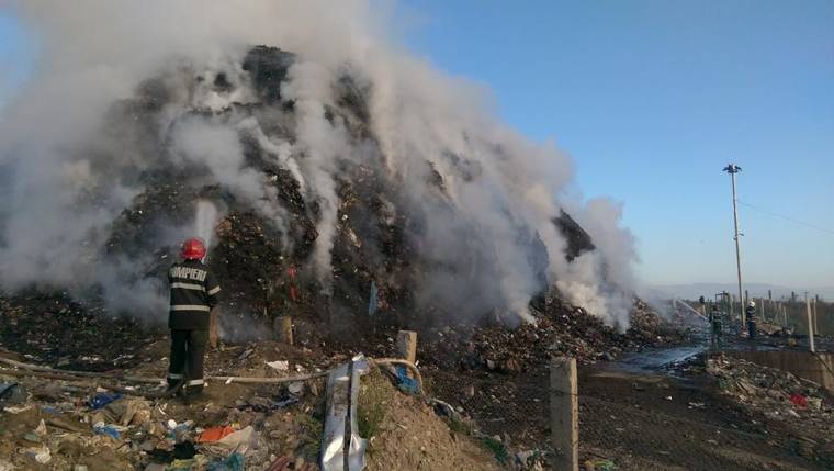 Rendőrök védik a szeméttelepeket az újabb tűzvésztől