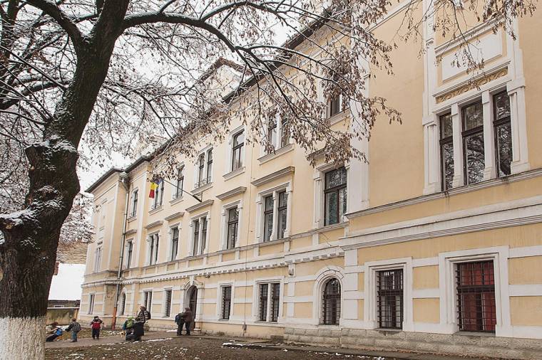 Bérek DNA-blokád alatt – Pénzre várnak a katolikus iskolá­ban