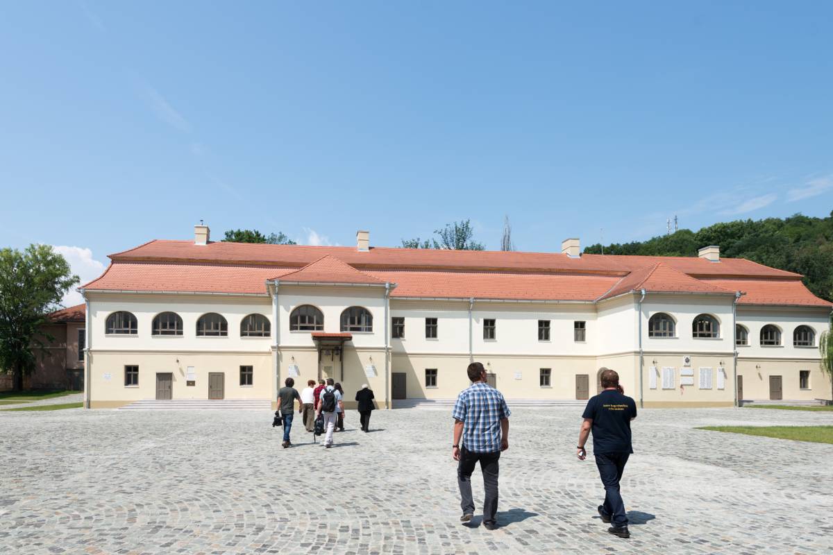 A két éve felavatott Bethlen Gábor Kollégium udvara a Bagolyvárral •  Fotó: Kiss Gábor