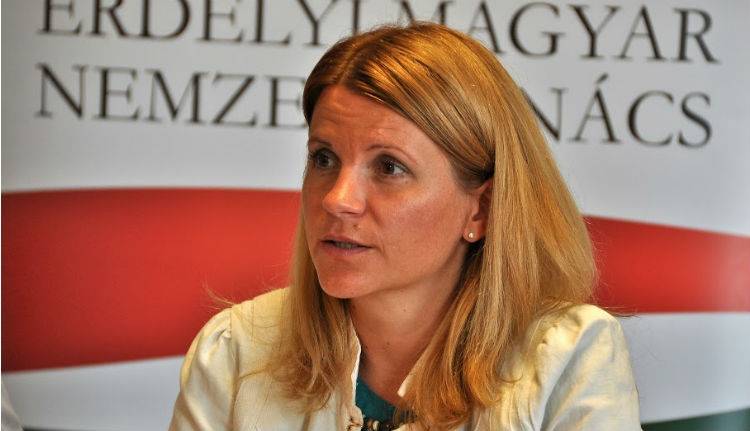 A konferenciát Sándor Krisztina nyitja meg •  Fotó: Katona Mihály