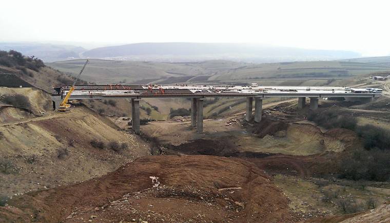 Olaszok fejezik be a Bechtel által félbehagyott autópályahidat