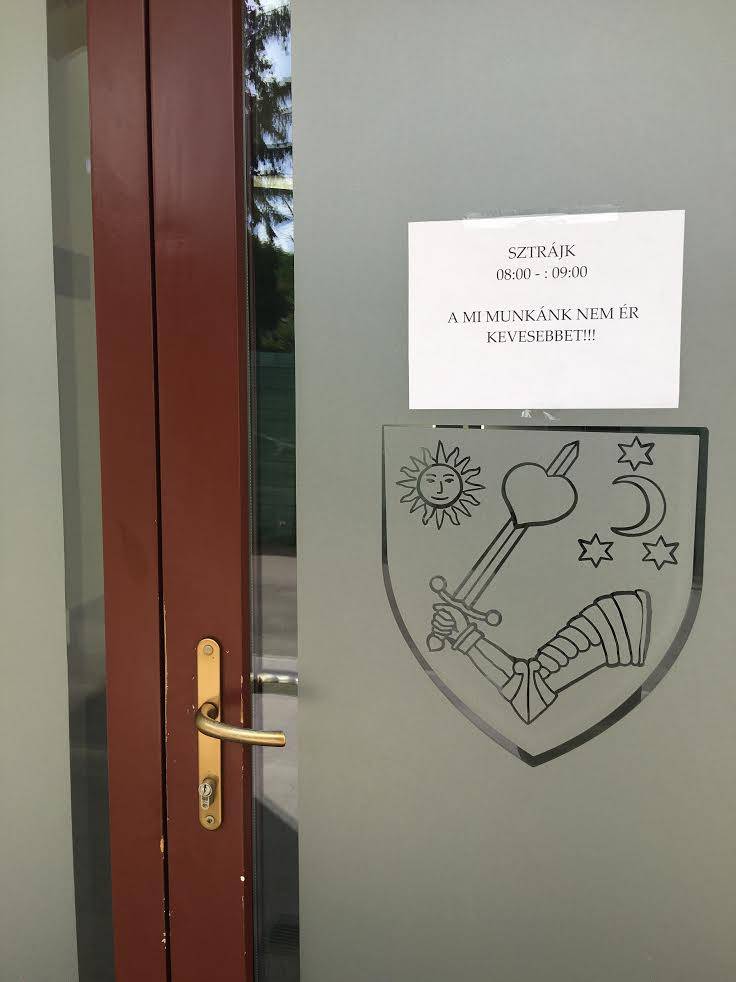 Egyórás sztrájkot tartottak az elégedetlen közszolgák