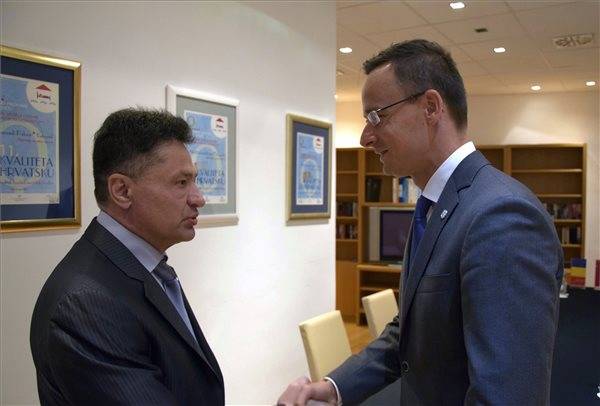 Összekötik a határon az A3-as és M4-es autópályát