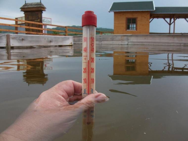 Már lehet csobbanni a korondi népi feredőben