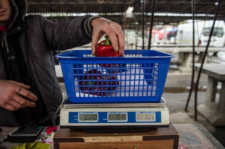 Különböző trükkökkel verik át az udvarhelyi piaci vásárlókat