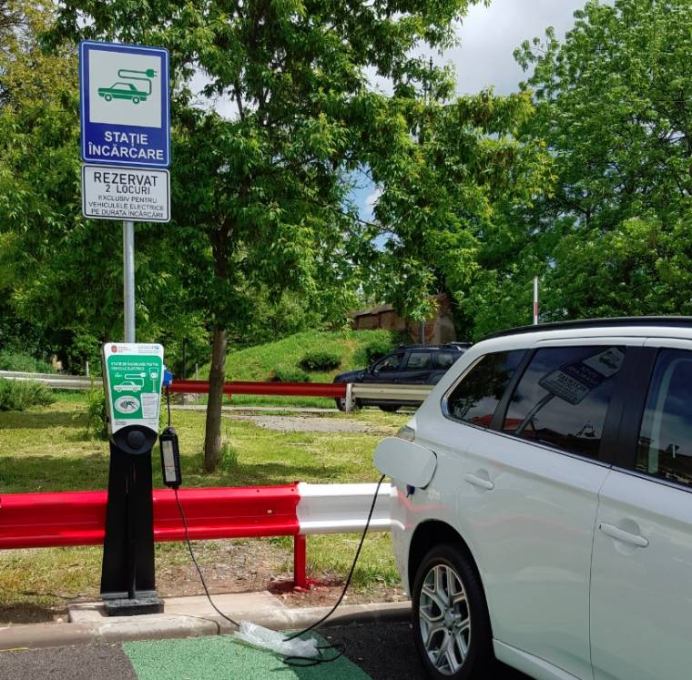 Kötelezővé tennék az elektromosautó-töltőállomásokat