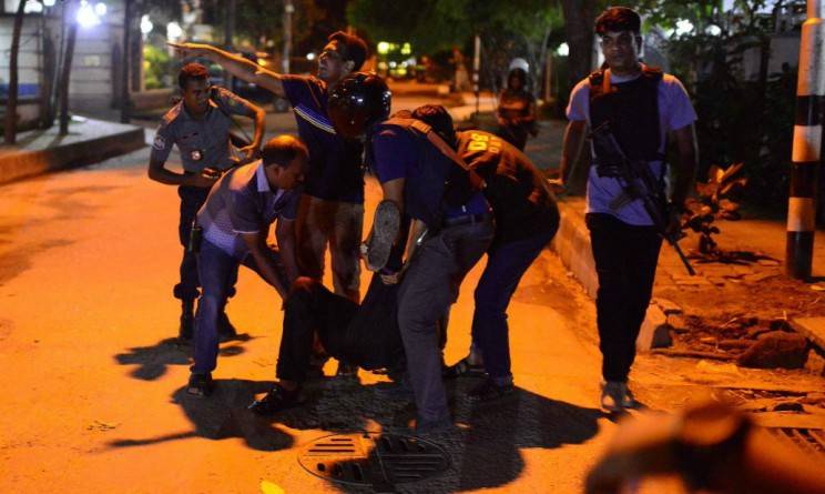 Túszdráma és tömegmészárlás Dakkában