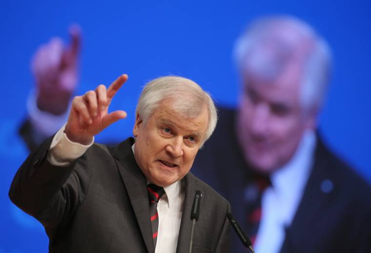 Bajor miniszterelnök a menekültkérdésről: „ez így nem fog sikerülni”