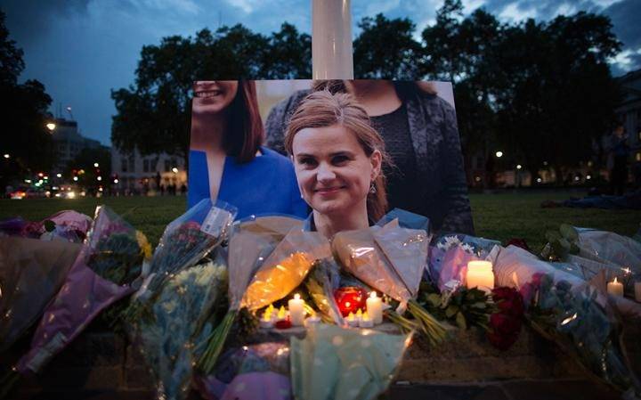 Sokkolta a brit politikai osztályt Jo Cox meggyilkolása