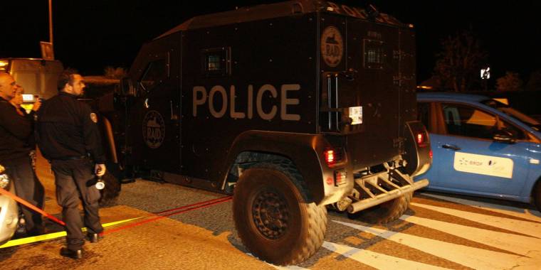 Többször rálőtt, majd a nyílt utcán felgyújtotta a feleségét egy férfi Franciaországban