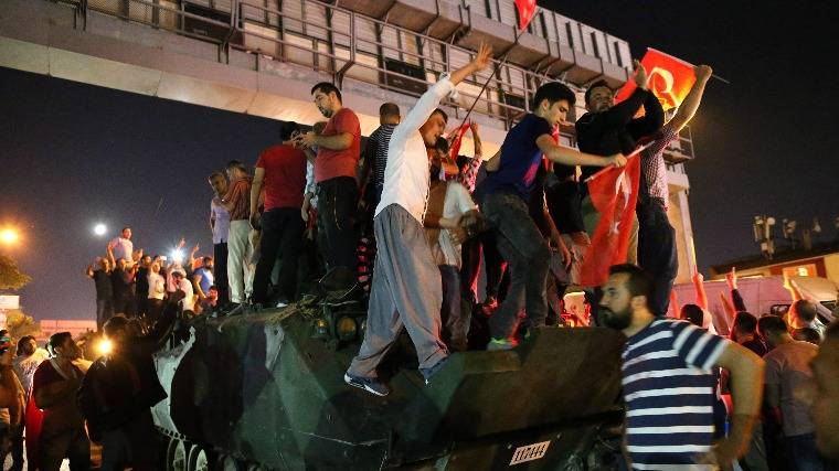 Elfogatóparancs több tucat török titkosszolgálati alkalmazott ellen