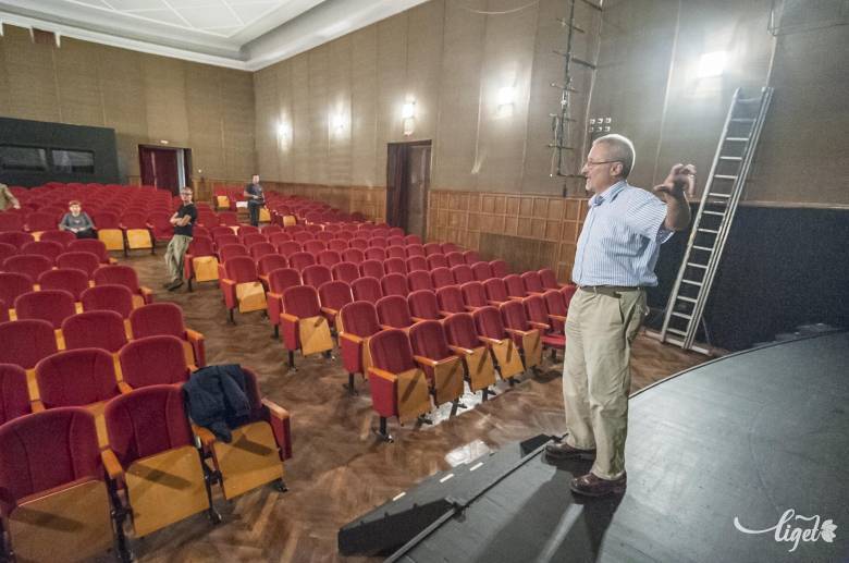 Az üres színpad, s ott a térnek a sugallata és élménye valamit megmozdított a gyerek Parászkában •  Fotó: Veres Nándor