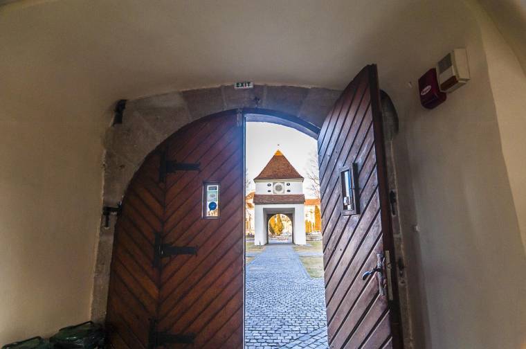 Nehezen nyitható kapuk a turisták előtt