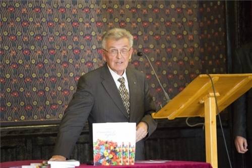 Alul vagy felül? – Péntek János nyelvészprofesszor gondolatai a magyar nyelv napján