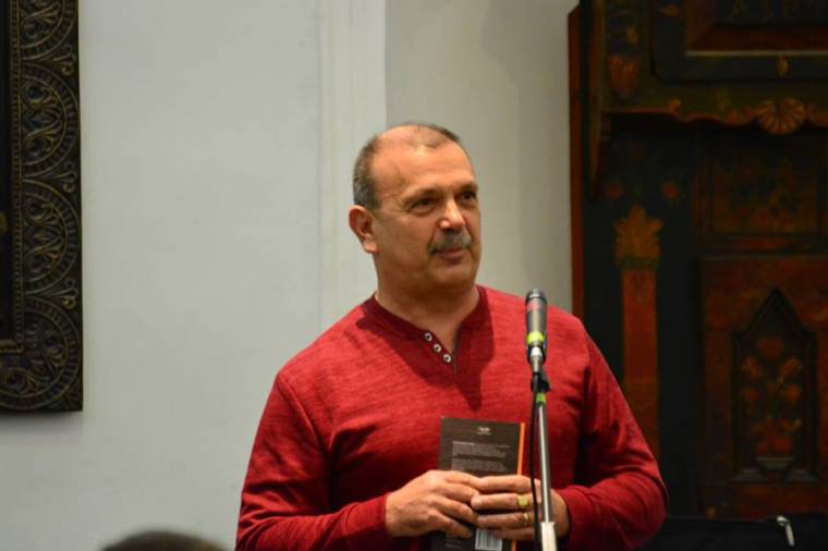 Román és angol nyelvű kötet Mátyás szülőházáról