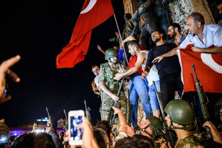 Katonai puccskísérlet Törökországban