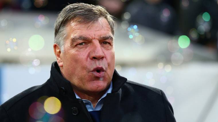 Távozik a „csapdába csalt” Allardyce az angol válogatott éléről