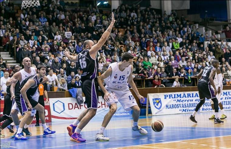 Kikosarazott marosvásárhelyi kosarasok