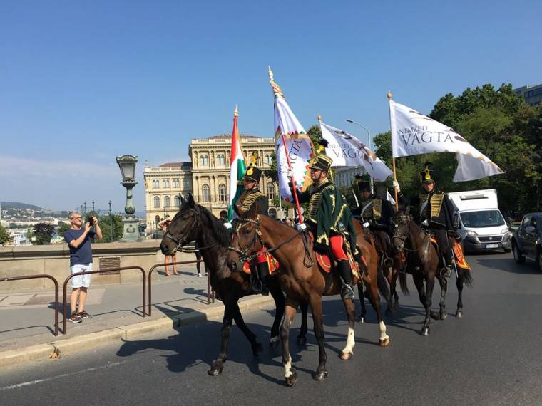 Székely huszárezredes emléke előtt tiszteleg a Nemzeti Vágta