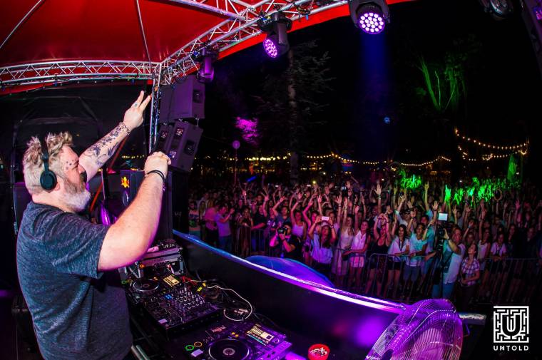 Telt ház az Untold fesztiválon