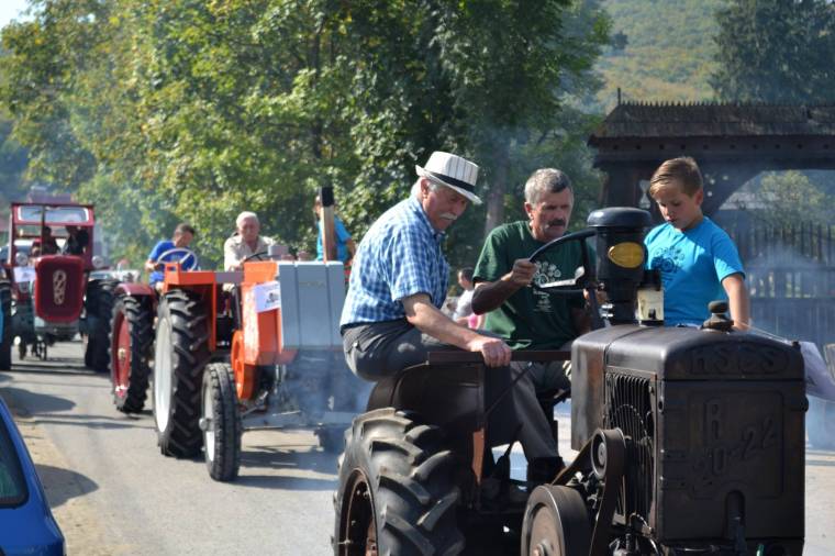 Régi gépek parádéja Alsócsernátonban