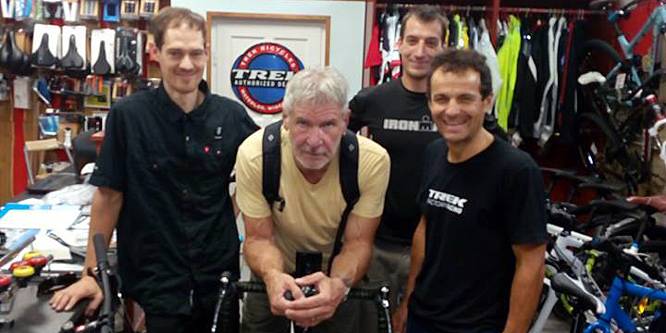 Budapesten biciklizik Harrison Ford