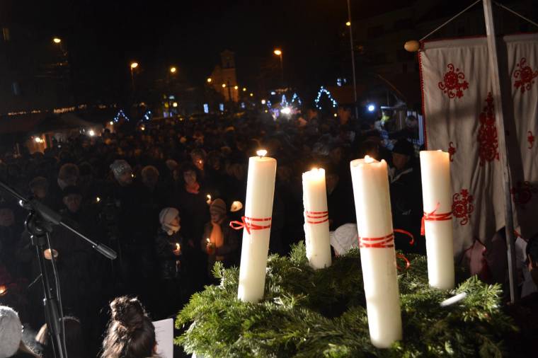 Adventi gyertyagyújtás Gyimesbükkben