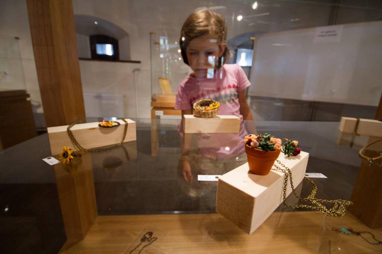 Kortárs alkotók által készített ékszerek kiállítása Marosvásárhelyen