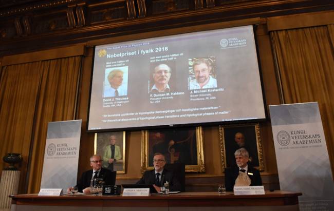 Kapunyitás egy ismeretlen világra: briteké a fizikai Nobel