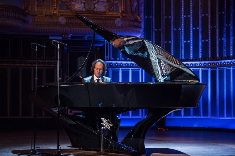 Erdélyben turnézik Bogányi Gergely csodazon­gorájával