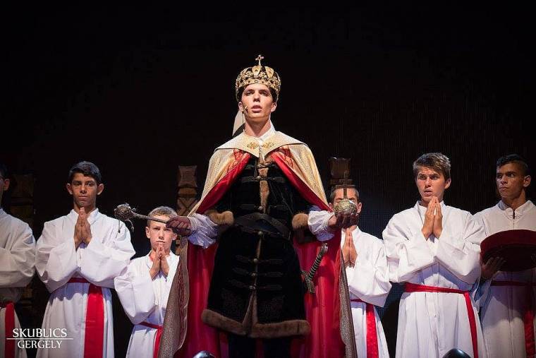 István, a király: egymást erősítő kultikus darab Csíkszeredában