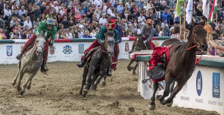 Füzér lovasa nyerte a 9. Nemzeti Vágtát