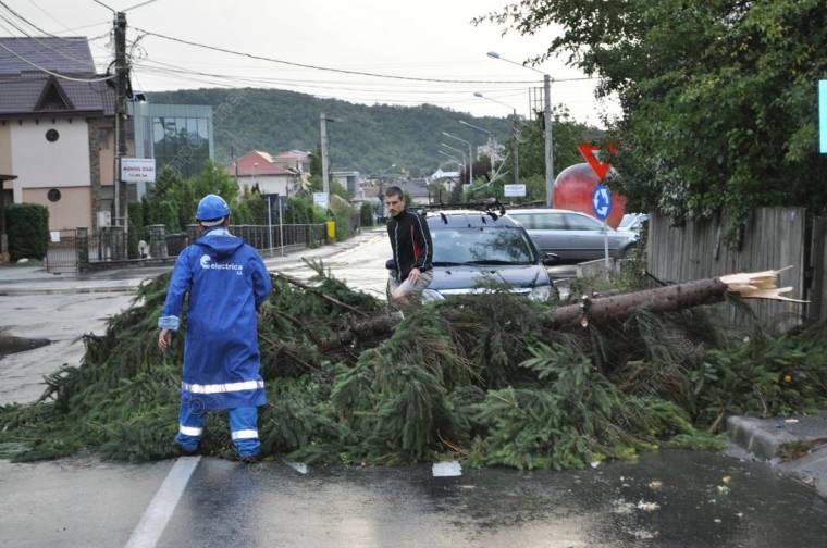Temesváron ülésezik a kormány válságstábja, több templomban is kárt tett a vihar