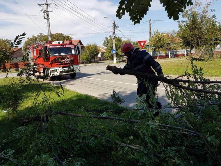 Két személy megsérült az éjszakai viharban Bukarestben