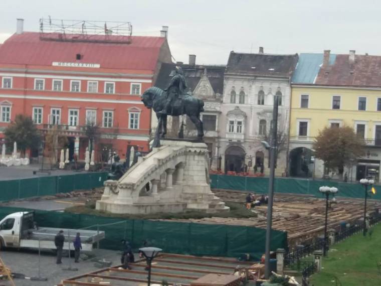 Korcsolyapálya épül a Mátyás-szoborcsoport köré – az RMDSZ magyarázatot kér