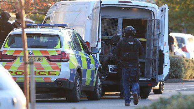 Őrizetben a tettes, véget ért az angliai túszejtő akció