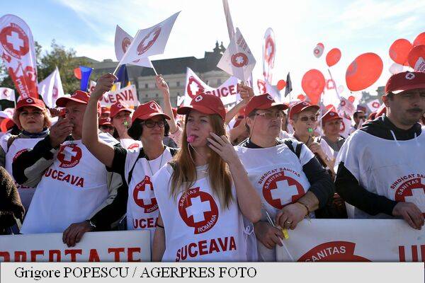Az egészségügyi minisztérium épülete előtt tüntet a Sanitas szakszervezeti szövetség tagjainak egy csoportja