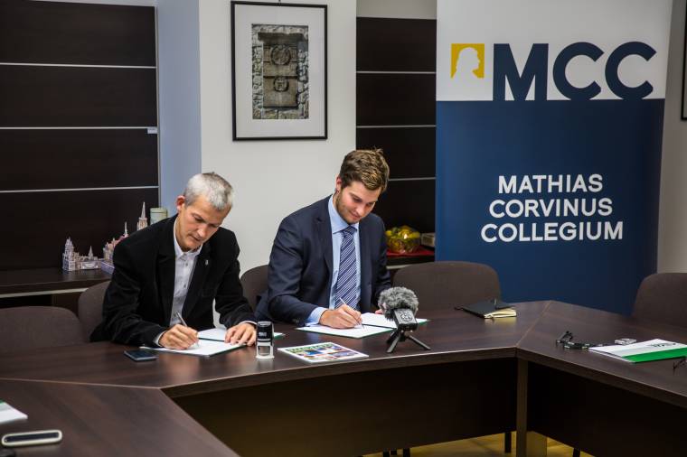 Összefog az erdélyi elitképzésért a Sapientia és a Mathias Corvinus Collegium