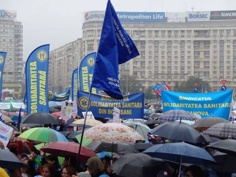 Tüntetéssorozatba kezdenek az egészségügyi alkalmazottak