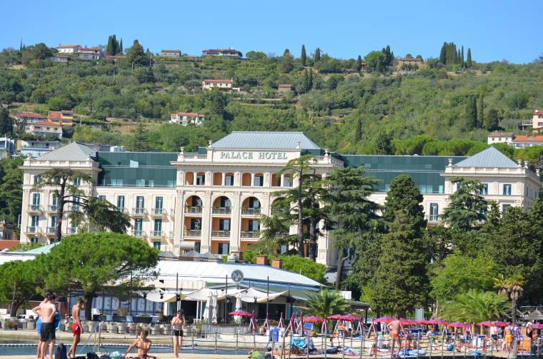 Szlovénia bekeményít az iskolakezdésre: felmondhatnak a védettségi igazolással nem rendelkező tanároknak