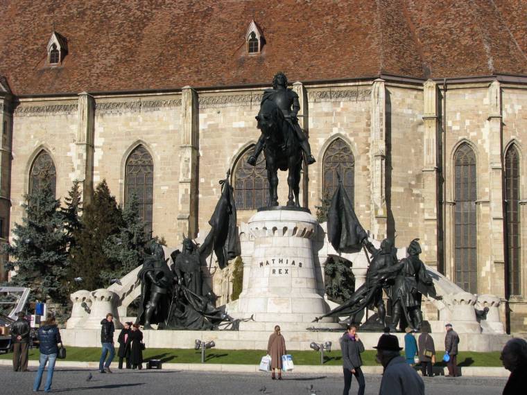 Sarkukra állnak: fokozná a Mátyás-szoborcsoport védelmét az RMDSZ