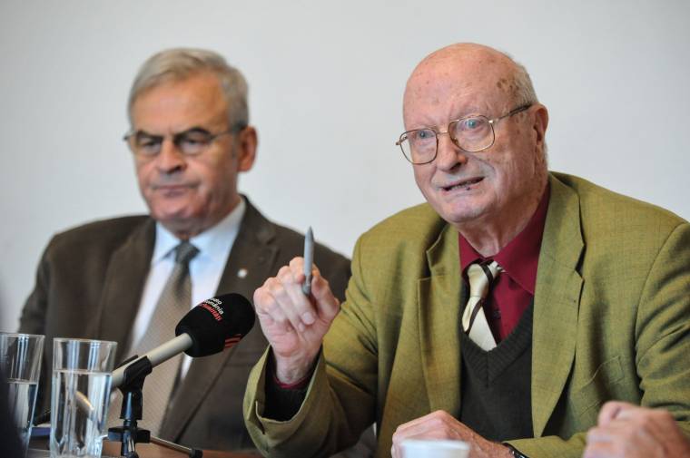 Tanúkkal bizonyíthatja Tőkés László, hogy 1989-ben nem „kémként” kapott anyaországi támogatást