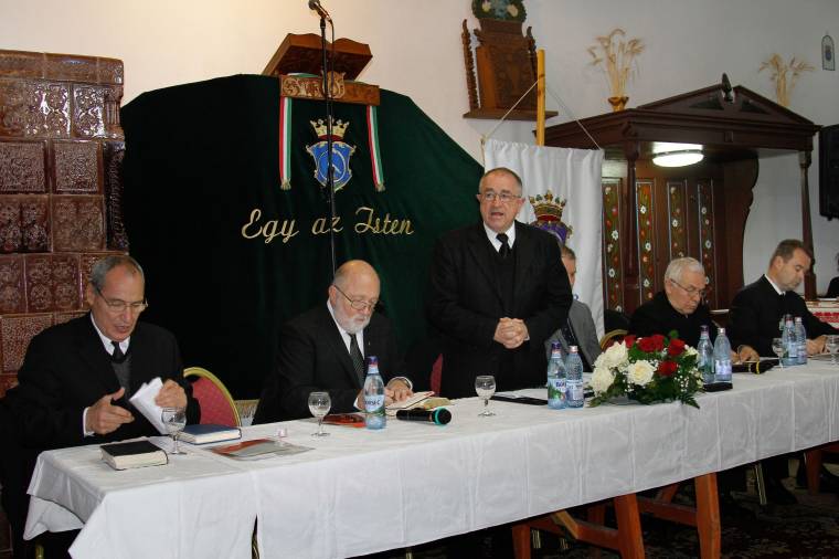 Egy nő és egy férfi önként vállalt szeretetközösségének tekintik a házasságot az unitáriusok