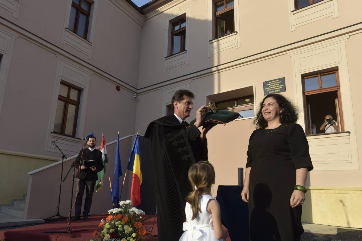 Bak László református lelkész átadja az épület kulcsát Váradi Izabella igazgatónak •  Fotó: MTI