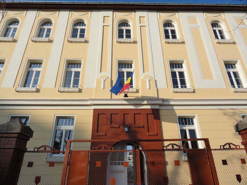 A besztercei Andrei Mureșanu Főgimnázium • Fotó: BistritaNews.ro