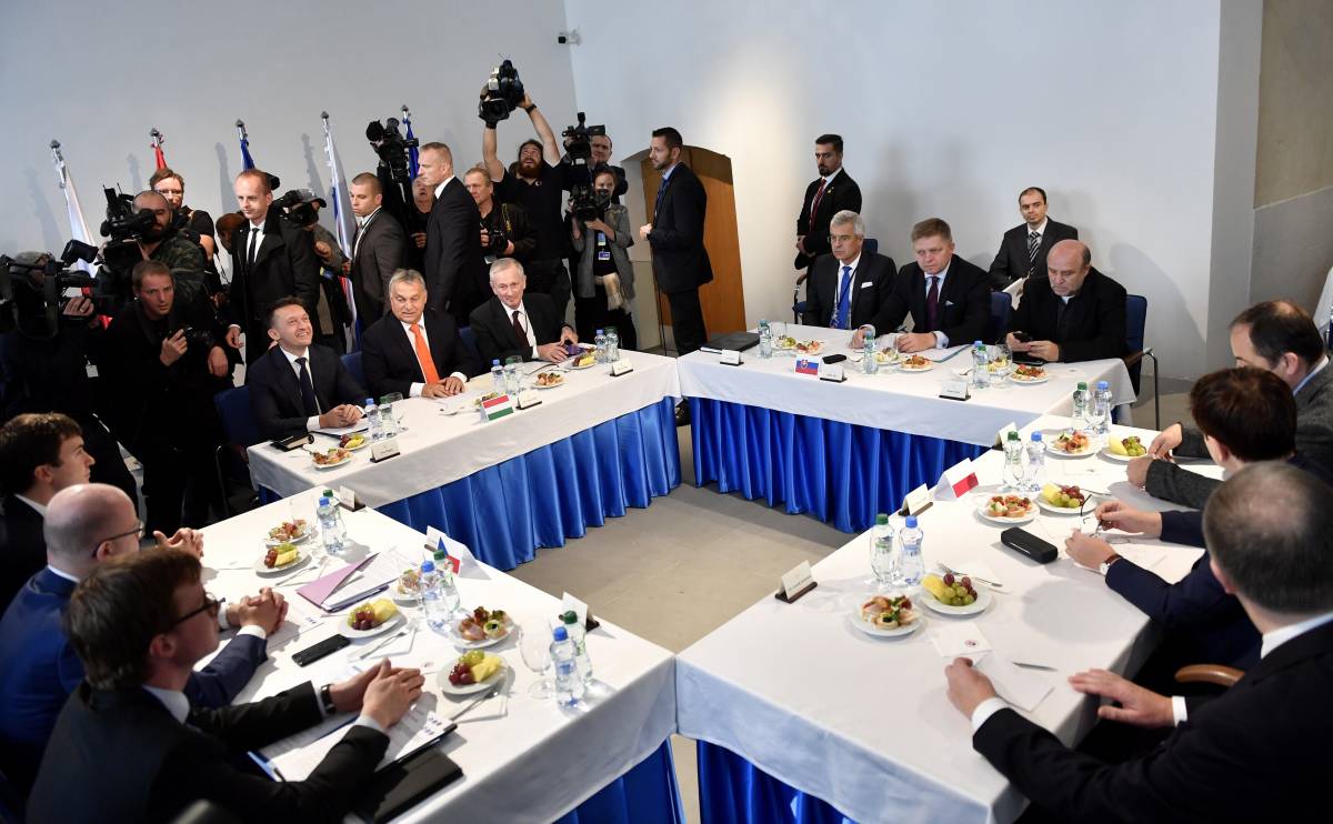 A magyar, a szlovák, a lengyel és a cseh kormányfő a pozsonyi találkozón &bullet;  Fotó: MTI