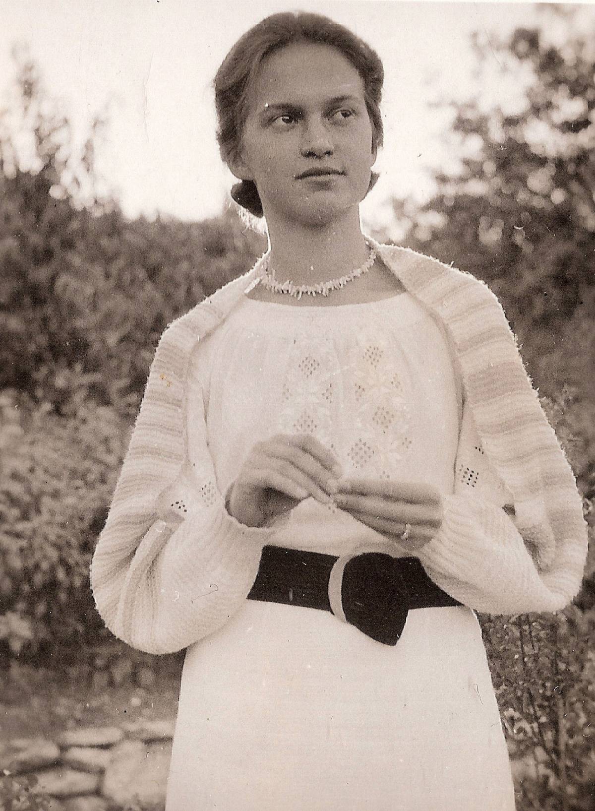 A regény főszereplője, Jékely Márta 1935-ben, Leányfaluban 