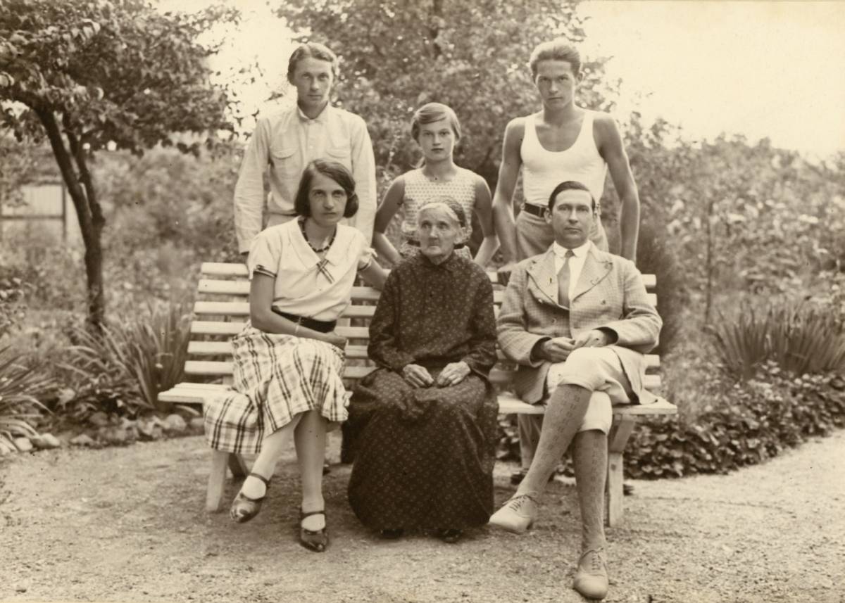 A regénybeli család. Balról jobbra fentről: Jékely Zoltán, Jékely Márta, Jékely Endre. Alsó sorban: Schéfer Ida, Ziegler Berta (Áprily Lajos édesanyja) és Áprily Lajos. A kép a kolozsvári Hója-erdőben készült 