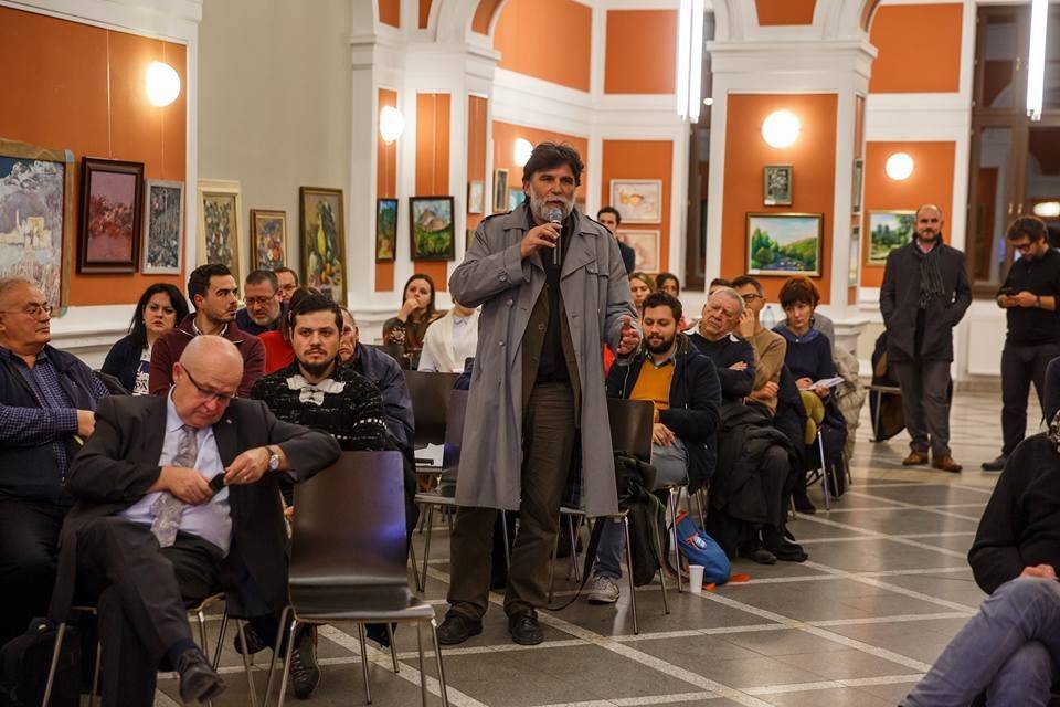 Guttmann Szabolcs a várfalat is megmutatná &bullet;  Fotó: Facebook/Ovidiu Campean